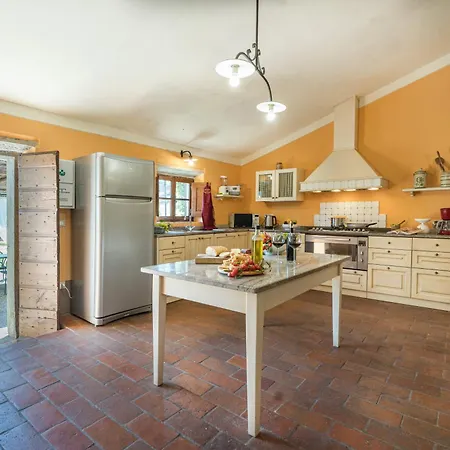 Βίλα Nonno Fernando 18&4, Emma *